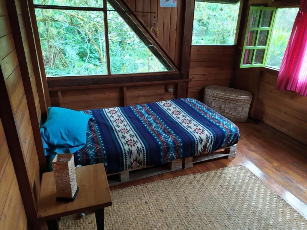 Mindo Eco Chalet Con Rio Y Cascada Bagian luar foto